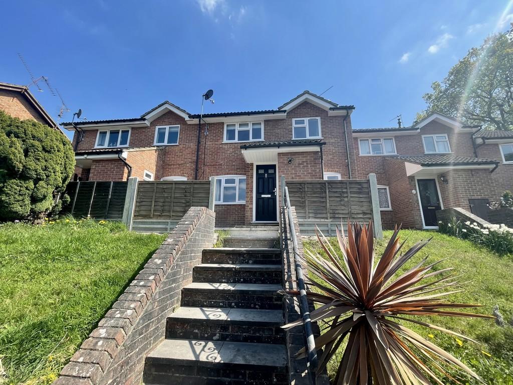 Hawley Hill, Blackwater 2 bed terraced house £1,200 pcm (£277 pw)