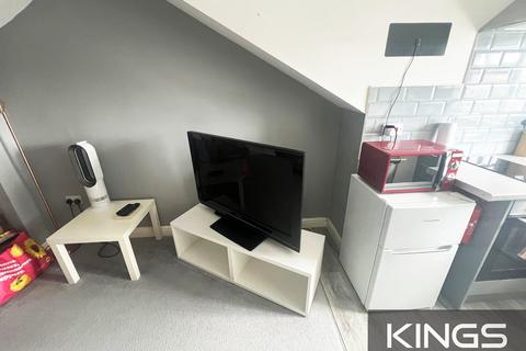 Studio to rent, Shirley High Street, Southampton