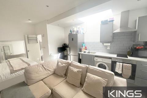 Studio to rent, Shirley High Street, Southampton