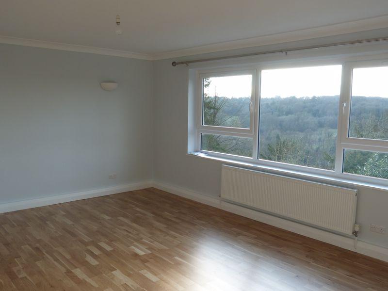 *PRICE REDUCTION*Westview Road, Warlingham 2 bed apartment £1,400 pcm (£323 pw)