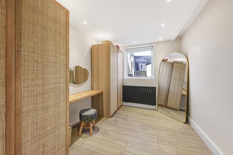 2 bedroom apartment to rent, Queenstown Road, London