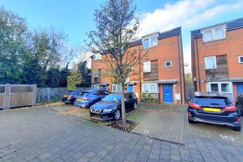 23 Vantage Place, Feltham, TW14 9EH