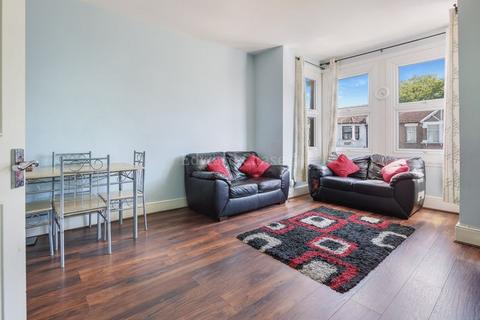 2 bedroom flat to rent, De Vere Gardens, The Drive, Ilford