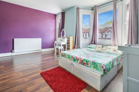 2 bedroom flat to rent, De Vere Gardens, The Drive, Ilford