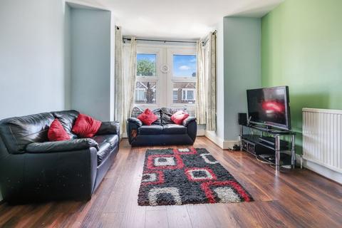 2 bedroom flat to rent, De Vere Gardens, The Drive, Ilford