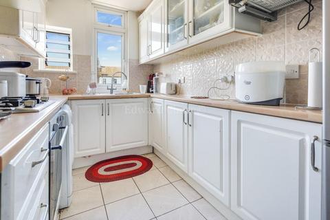 2 bedroom flat to rent, De Vere Gardens, The Drive, Ilford