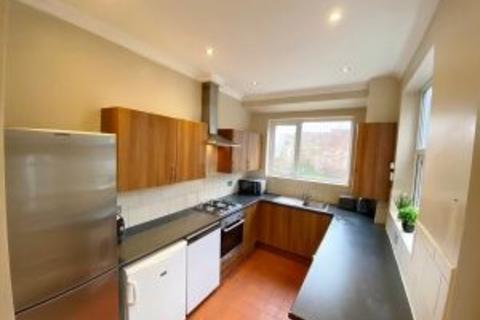 5 bedroom terraced house to rent - 43 Cowlishaw Rd.