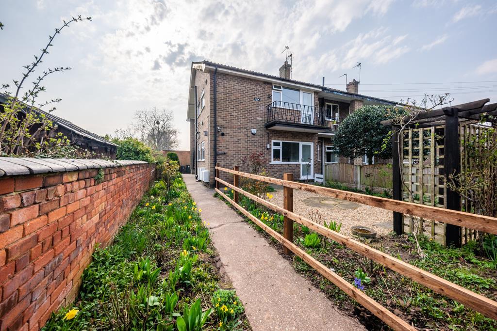 St. Helens Crescent, Burton Joyce 2 bed £750 pcm (£173 pw)