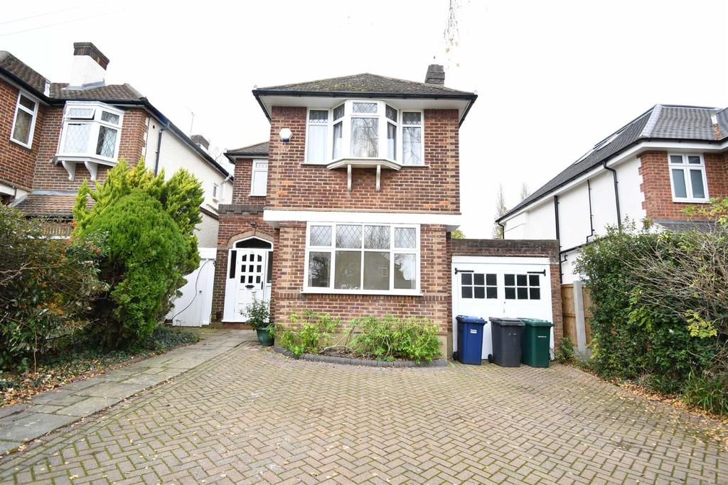 Greenway, Totteridge 3 bed detached house £2,800 pcm (£646 pw)