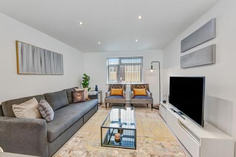 2 bedroom apartment to rent, HA4 StMartins 05