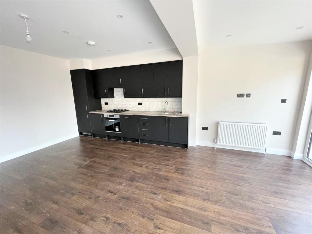 Devonshire Crescent, Mill Hill, NW7 4 bed semidetached house £2,950