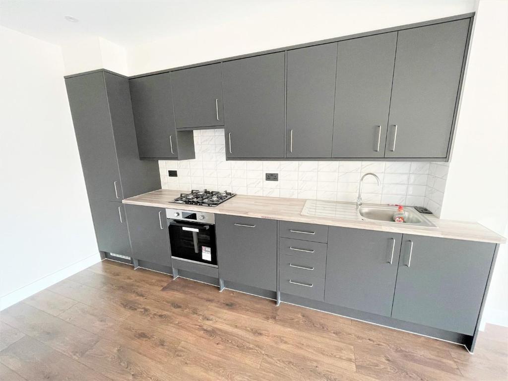 Devonshire Crescent, Mill Hill, NW7 4 bed semidetached house £2,950