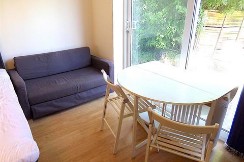 Studio to rent, Botwell Common Road, Middlesex UB3