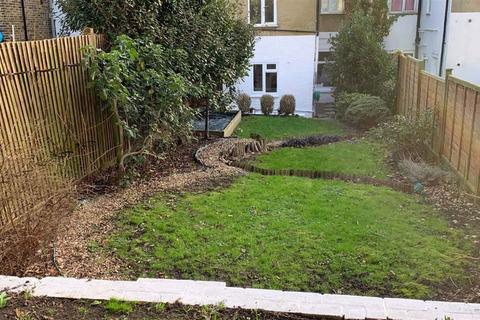 6c Mosslea Road, London, SE20 7BW