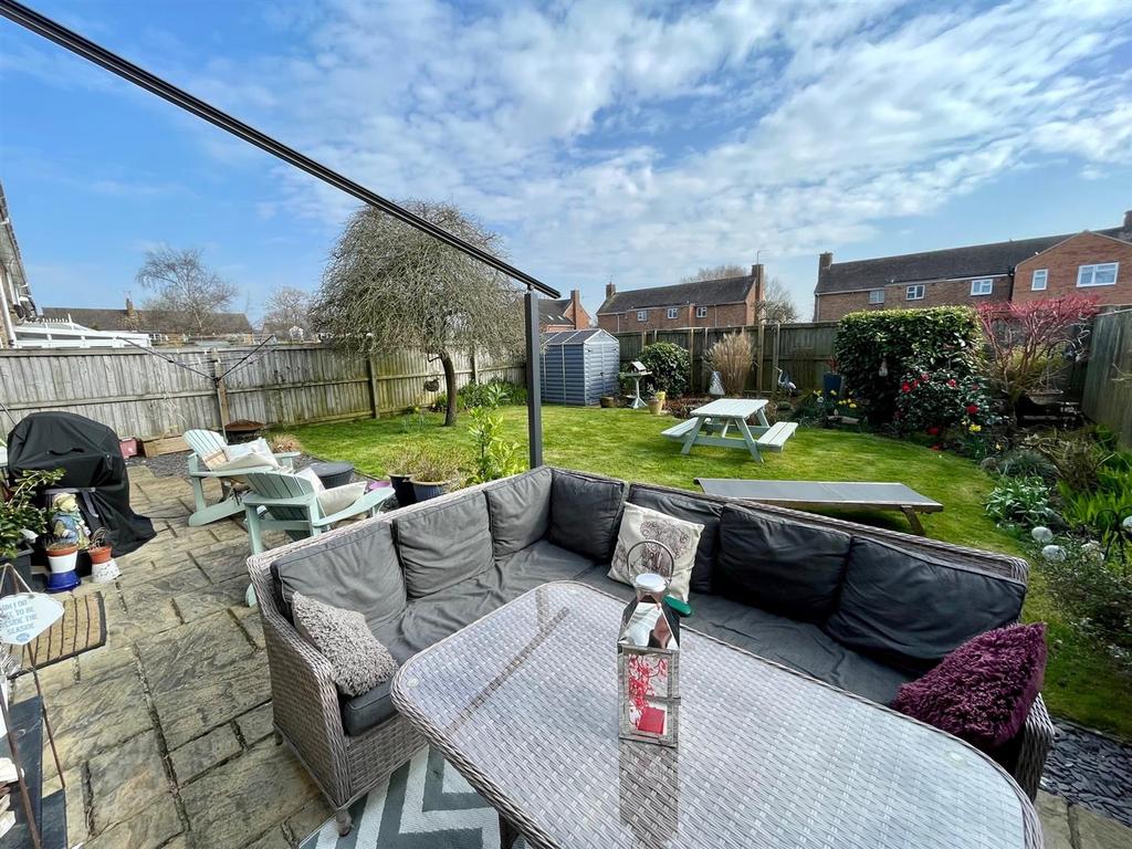 Lancaster Square, Lyneham, Chippenham 3 bed semidetached house £315,000