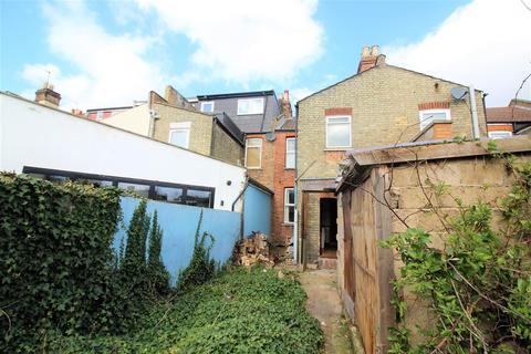 120 Bramley Close, London, E17 6EG