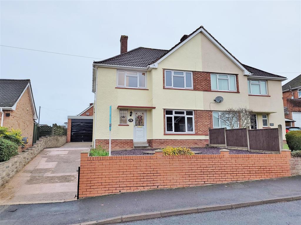 Kimberley Drive, Lydney 3 bed semidetached house £950 pcm (£219 pw)