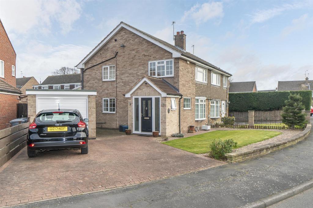 Churchill Drive, Ruddington, Nottingham 3 bed semidetached house £