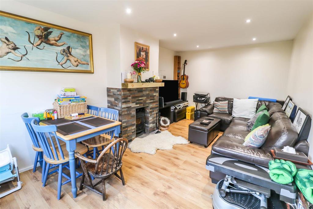 Rundells, Harlow 2 bed end of terrace house £325,000