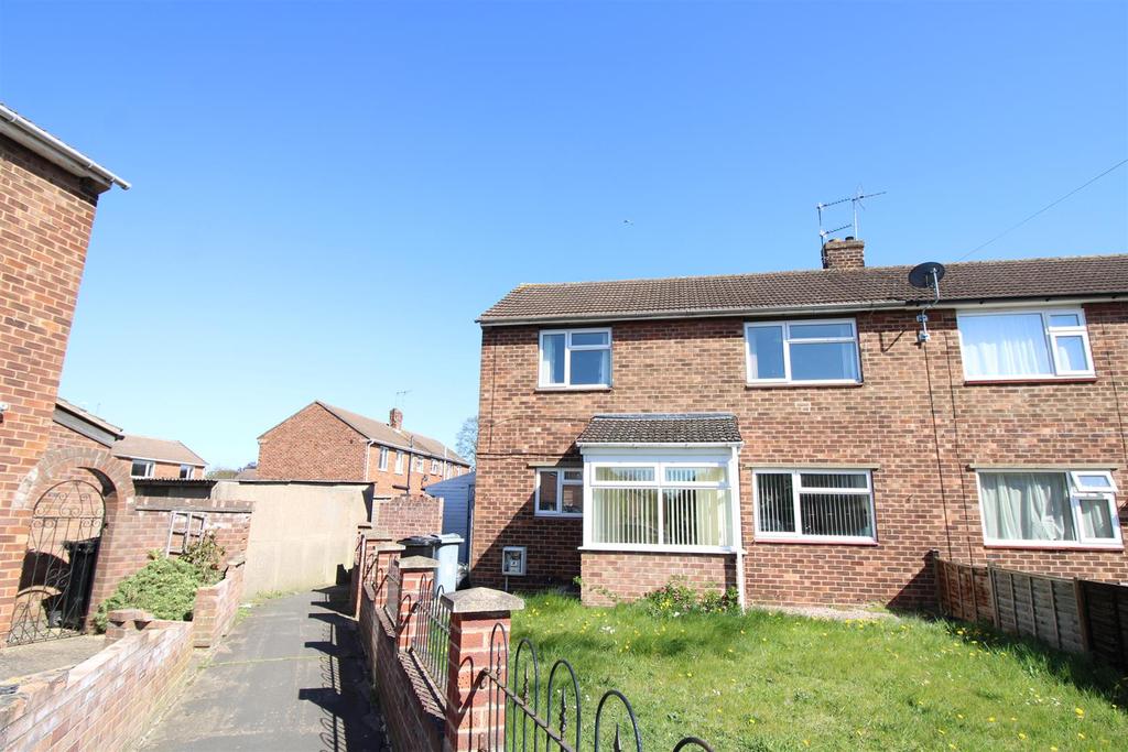 Cornwall Close, Grantham 3 bed semidetached house £725 pcm (£167 pw)