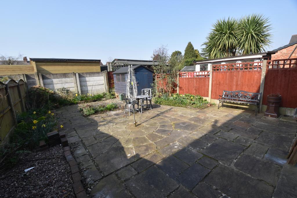 The Crescent, Flixton, M41 3 bed semidetached house £300,000