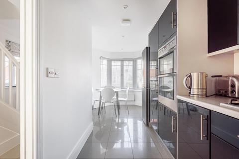 6 Soprano Way, Esher, KT10 0DG
