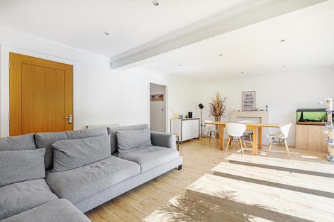 6 Soprano Way, Esher, KT10 0DG