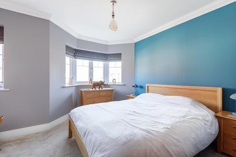 6 Soprano Way, Esher, KT10 0DG