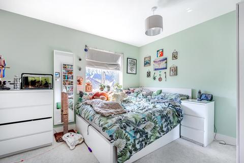 6 Soprano Way, Esher, KT10 0DG