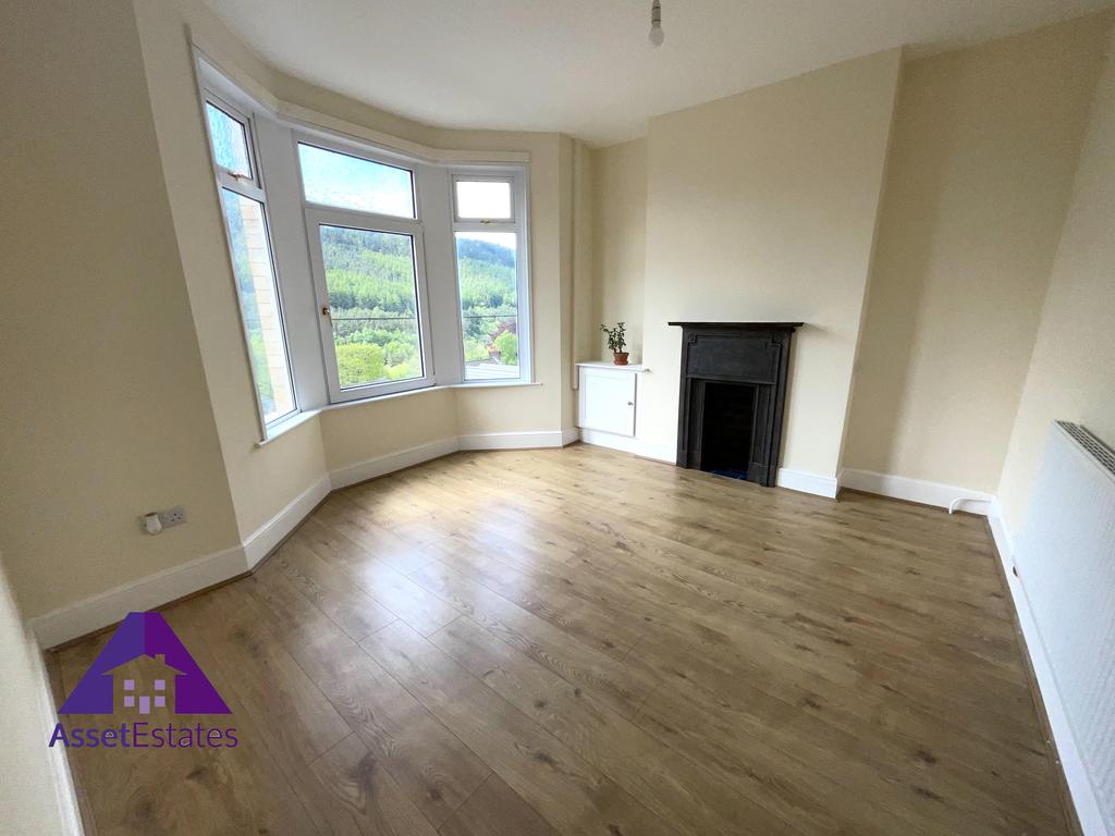 Richmond Road, Six Bells, Abertillery, NP13 2PQ 3 bed terraced house