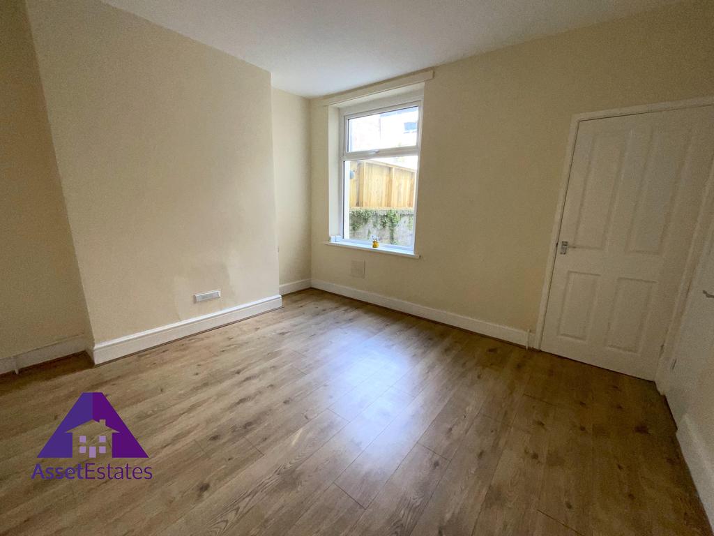 Richmond Road, Six Bells, Abertillery, NP13 2PQ 3 bed terraced house