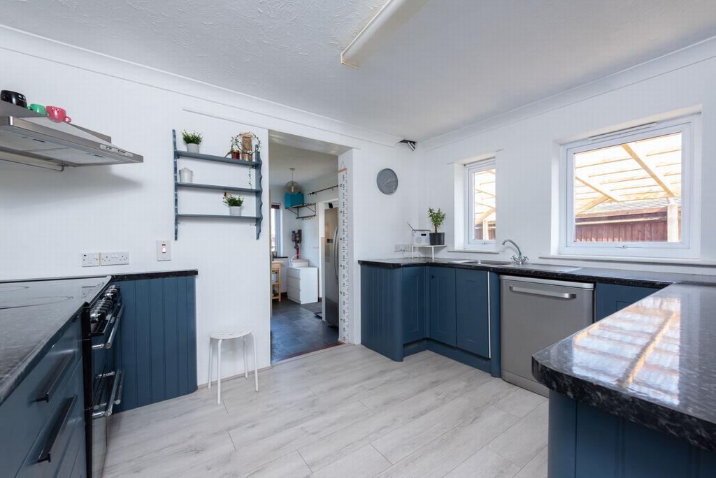 Sycamore Road, Farnborough, GU14 3 bed semidetached house for sale £