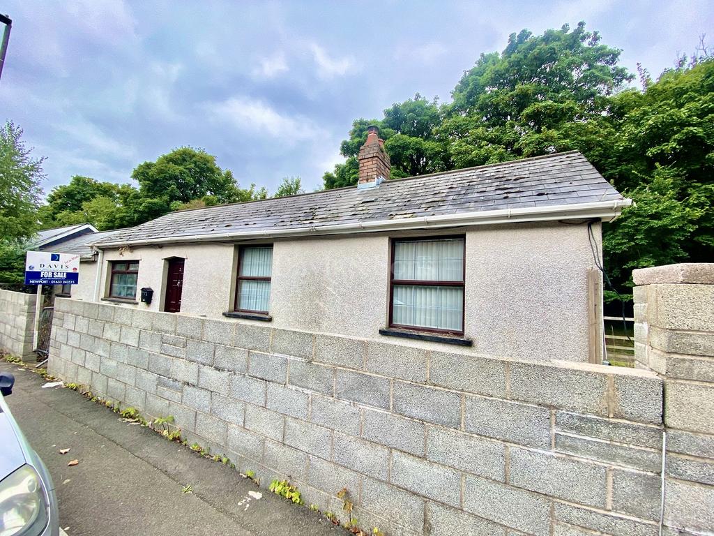 Twyncarn Road, Pontywaun, Cross Keys. NP11 7DX 2 bed detached bungalow