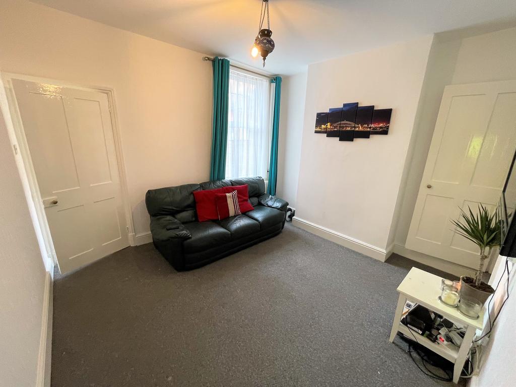 Hughenden Drive, Leicester 2 bed terraced house £180,000