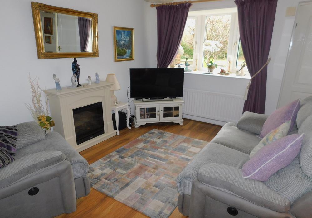 Plantation Drive, Marchwood SO40 2 bed semidetached house £275,000