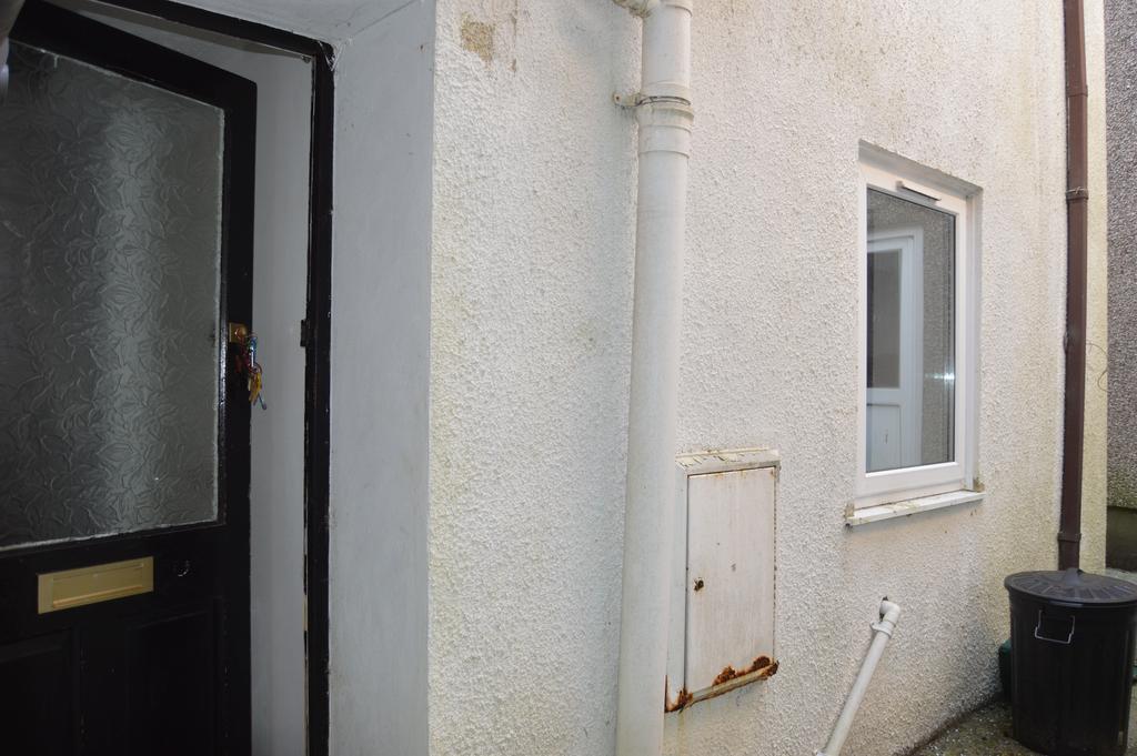 Spilman Street, Carmarthen SA31 1 bed semidetached house £495 pcm (£