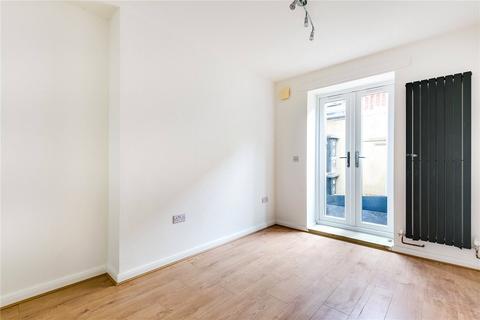 3 bedroom flat to rent, Fulham Palace Road, London