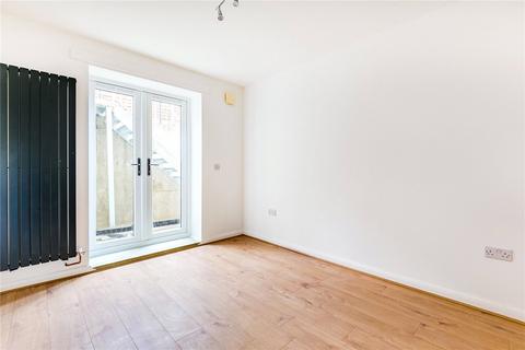 3 bedroom flat to rent, Fulham Palace Road, London