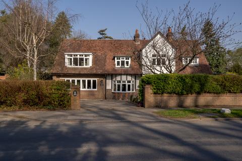 Willow Tree House, 40 Lower Road, Fetcham, Leatherhead, KT22 9EW