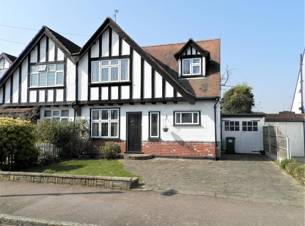 Meadow Way, Upminster RM14 3 bed semidetached house £780,000