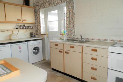32 Meadow Way, Upminster, RM14 3AD