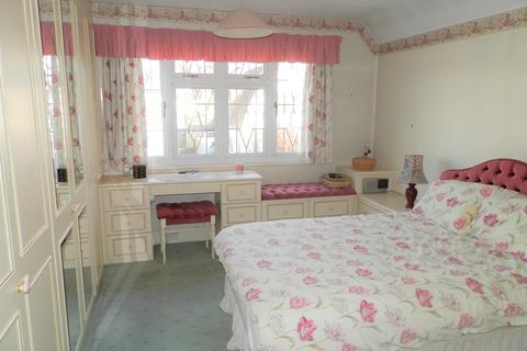 32 Meadow Way, Upminster, RM14 3AD