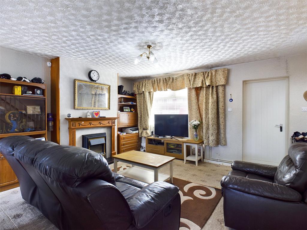 Dukes Close, Ashford, Surrey, TW15 3 bed semidetached house £1,650