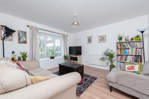 39 Bartons Way, Farnborough, GU14 9LL