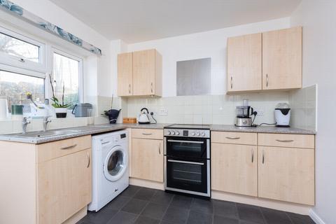 39 Bartons Way, Farnborough, GU14 9LL