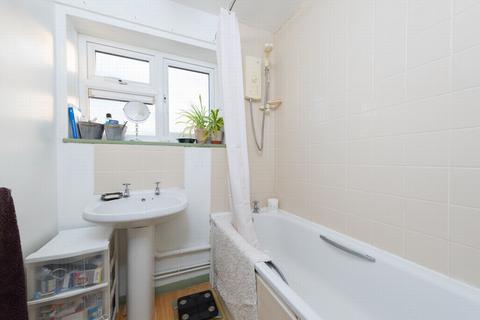 39 Bartons Way, Farnborough, GU14 9LL