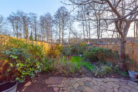 39 Bartons Way, Farnborough, GU14 9LL