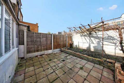 24 Byron Road, London, E10 5DT