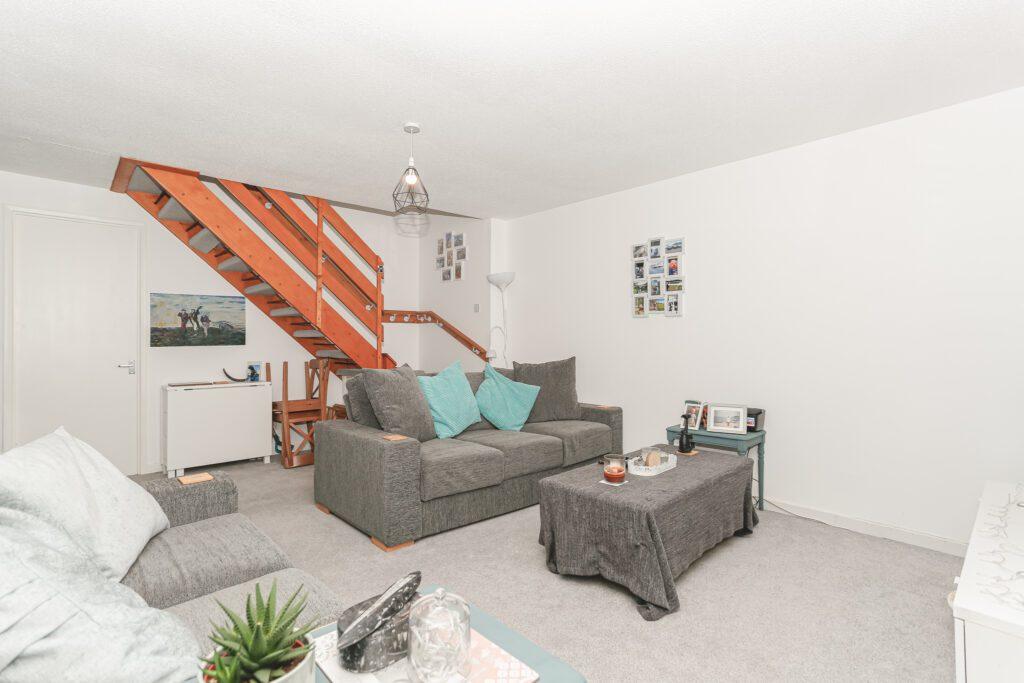 Burghmuir Court, Linlithgow, EH49 2 bed terraced house £775 pcm (£179 pw)