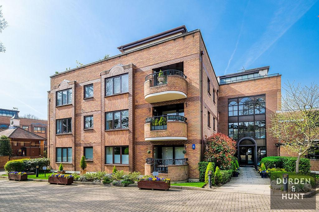 Forest Heights, Buckhurst Hill, IG9 2 bed apartment £400,000